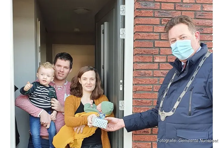 Burgemeester Van de Weerd feliciteert ouders eerste baby in 2021