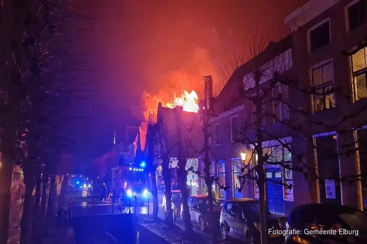 Gewonde bij uitslaande brand in centrum Elburg