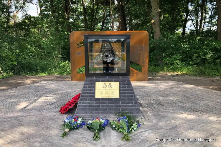 Monument onthuld voor omgekomen bemanningsleden Lancaster Maggie