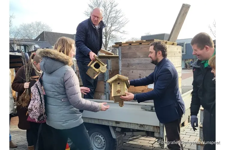 Gemeente Nunspeet deelt gratis mezenkastjes en zaailingen uit